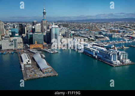 "Die Wolke" Veranstaltungsort, Queen es Wharf Ferry Terminal, Sky Tower und Hilton Hotel, Auckland Hafen, Auckland, NZ - Antenne Stockfoto