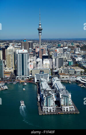 Hilton Hotel, Sky Tower und Auckland Waterfront, Auckland, Nordinsel, Neuseeland - Antenne Stockfoto