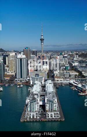 Hilton Hotel, Princes Wharf, Sky Tower und Auckland Waterfront, Auckland, Nordinsel, Neuseeland - Antenne Stockfoto