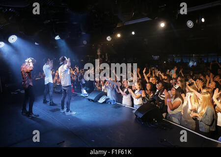 London, UK. 01. Sep, 2015. Die uns die "nächste dominante" Boygroup, IM5 spielen Londons unter The Bridge Venue, Stamford Bridge, Fulham, London, UK.  Die Band von gegründet von DSDS-Erfinder Simon Fuller, Medienikone Perez Hilton zusammengestellt wurden und gefeierte Tour Regisseur Jamie King.  Im Bild: die Band auf der Bühne Credit: David Lager/Alamy Live News Stockfoto