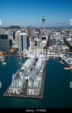 Hilton Hotel, Princes Wharf, Sky Tower und Auckland Waterfront, Auckland, Nordinsel, Neuseeland - Antenne Stockfoto