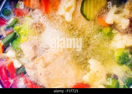 Bunte voller Gemüse Huhn Nudelsuppe kochen. Kochende Nudeln Suppe Nahaufnahme. Stockfoto