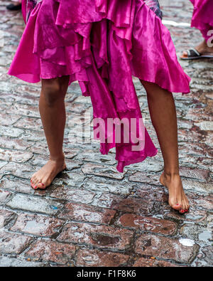 London, UK. 31. August 2015. Darsteller in Kostümen tanzen entlang der Paradestrecke während der Notting Hill Carnival 2015. Bildnachweis: Pete Maclaine/Alamy Live-Nachrichten Stockfoto