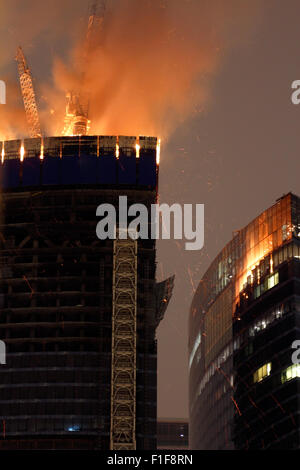 Feuer auf zwei Obergeschossen des unvollendeten Federation Tower im Geschäftsviertel unikaler Stadt 2012.04.02. Stockfoto