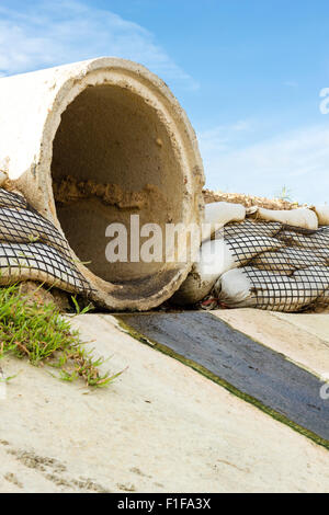 Schmutziges Wasser ergibt sich aus dem Rohr, die Verschmutzung des Flusses Stockfoto