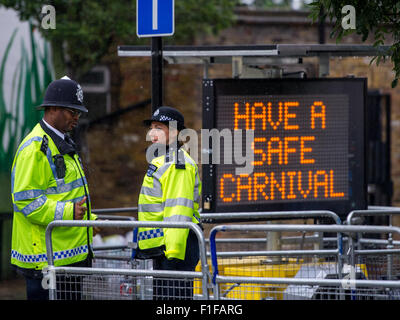 London, UK. 31. August 2015. Polizisten der Notting Hill Carnival 2015. Bildnachweis: Pete Maclaine/Alamy Live-Nachrichten Stockfoto