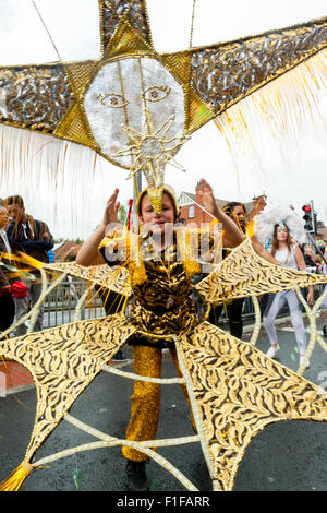 Leeds, UK. 31. August 2015. Ein kleiner Junge gekleidet in ein König der Löwen unter dem Motto Karneval Kostüm Tänze Roundhay Weg während West Indian Karnevalsumzug Leeds, West Yorkshire, UK Credit: Graham Hardy/Alamy Live News Stockfoto