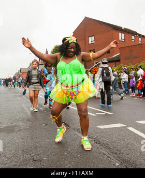 Leeds, UK. 31. August 2015. Eine Frau tanzt Roundhay Weg während West Indian Karnevalsumzug Leeds, West Yorkshire, UK Credit: Graham Hardy/Alamy Live News Stockfoto