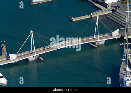 Wynyard Crossing Bridge, Viaduct Harbour, Auckland Waterfront, Auckland, Nordinsel, Neuseeland - Antenne Stockfoto