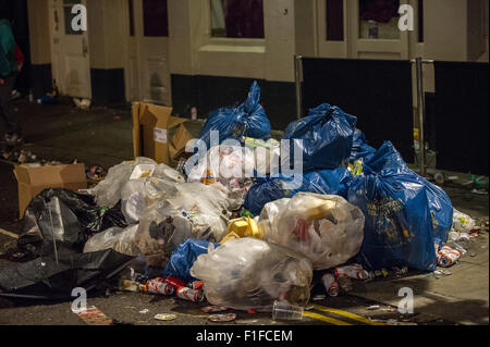 London, UK. 31. August 2015. Ein Haufen Müll an einer Straßenecke in der Nähe von Ladbroke Grove nach Notting Hill Karneval 2015. Bildnachweis: Pete Maclaine/Alamy Live-Nachrichten Stockfoto