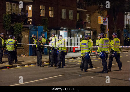 London, UK. 31. August 2015. Metropolitan Polizisten tragen Schutzausrüstung bei der Szene von einer Messerstecherei an der Ecke der Ladbroke Grove und Elgin Crescent nach Notting Hill Karneval 2015. Bildnachweis: Pete Maclaine/Alamy Live-Nachrichten Stockfoto