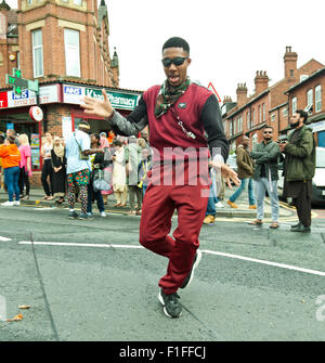 Leeds, UK. 31. August 2015. Ein junger Mann tanzt Roundhay Weg während West Indian Karnevalsumzug Leeds, West Yorkshire, UK Credit: Graham Hardy/Alamy Live News Stockfoto