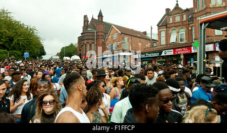 Leeds, UK. 31. August 2015. Roundhay Straße in Leeds überfüllt mit Menschen, die nach West Indian Karnevalsumzug Leeds, West Yorkshire, UK Credit: Graham Hardy/Alamy Live News Stockfoto