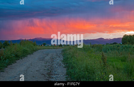 Bewölkten Sonnenuntergang über den Flatiron Bergen Standley Lake in Westminster Colorado entnommen. Stockfoto