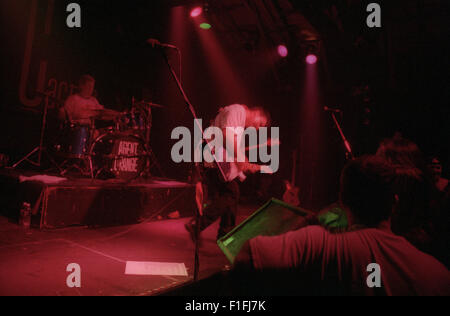 Southern California Punkrockband Agent Orange spielt eine Show im Cactus Club in San Jose, Kalifornien während 1995. Lead-Sänger Mike Palm führt Stockfoto