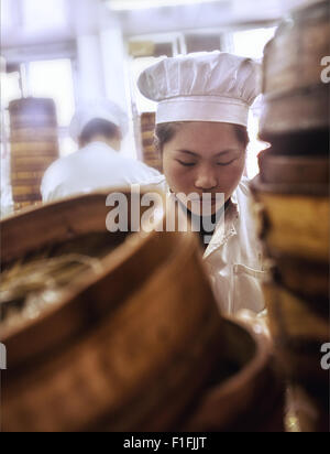 Ein ziemlich chinesisches Mädchen machen Knödel in der Altstadt, shopping-Distrikt von Shanghai China. Stockfoto