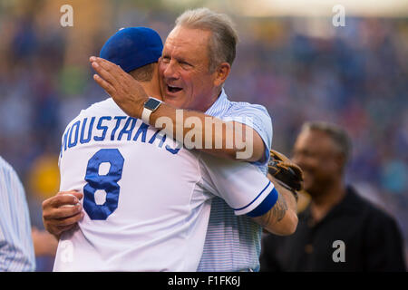 Kansas City, Missouri, USA. 01. Sep, 2015. Mike Moustakas Nr. 8 von den Kansas City Royals umarmt ehemalige Kansas City Royal George Brett vor dem MLB-Spiel zwischen den Detroit Tigers und die Kansas City Royals im Kauffman Stadium in Kansas City, Missouri Kyle Rivas/CSM/Alamy Live News Stockfoto