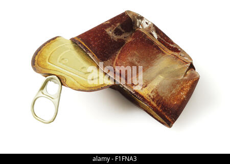 Abgeflachte und rostige Tn kann auf weißem Hintergrund Stockfoto