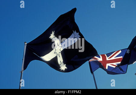 DIE EUREKA-FLAGGE UND DIE AUSTRALISCHE FLAGGE WEHT IM WIND, NEBENEINANDER, AUSTRALIEN Stockfoto