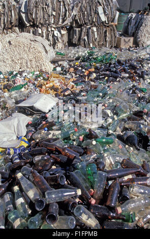 BÜNDEL AUS ZERFALLENEN UND ZUSAMMENGEFALLENEN KARTONS UND GLASFASCHEN SOWIE DOSEN, DIE ZUR RECYCLING-BEREITSTELLUNG AUF EINEM ABFALLVERWALTUNGSGELÄNDE IN PERTH, WESTAUSTRALIEN BEREITSTEHEN. Stockfoto