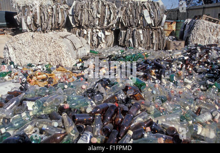 BÜNDEL AUS ZERFALLENEN UND ZUSAMMENGEFALLENEN KARTONS UND GLASFASCHEN SOWIE DOSEN, DIE ZUR RECYCLING-BEREITSTELLUNG AUF EINEM ABFALLVERWALTUNGSGELÄNDE IN PERTH, WESTAUSTRALIEN BEREITSTEHEN. Stockfoto