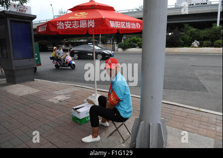 Peking, Peking, CHN, China. 27. August 2015. Peking, CHINA - 31. August 2015: (Nur zur redaktionellen Verwendung. CHINA aus) mit Umzug in Erinnerung an den Sieg des 70. Jahrestages des kommenden Krieg des Widerstands gegen Japan, Anti-Terror in Peking geht auf höchstem Niveau. 850000 Freiwillige mit roten Armbinde gehen auf die Straße, wenn es unsicherer Faktor zu überwachen. © SIPA Asien/ZUMA Draht/Alamy Live-Nachrichten Stockfoto