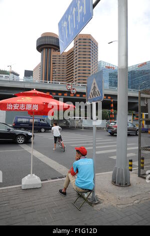 Peking, Peking, CHN, China. 27. August 2015. Peking, CHINA - 31. August 2015: (Nur zur redaktionellen Verwendung. CHINA aus) mit Umzug in Erinnerung an den Sieg des 70. Jahrestages des kommenden Krieg des Widerstands gegen Japan, Anti-Terror in Peking geht auf höchstem Niveau. 850000 Freiwillige mit roten Armbinde gehen auf die Straße, wenn es unsicherer Faktor zu überwachen. © SIPA Asien/ZUMA Draht/Alamy Live-Nachrichten Stockfoto