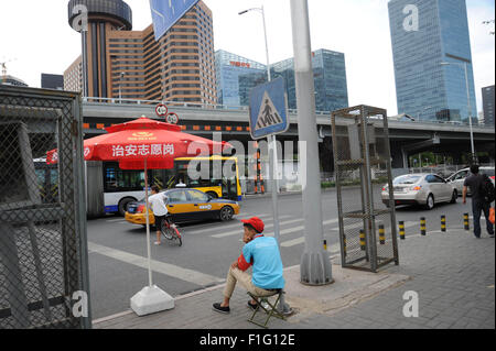 Peking, Peking, CHN, China. 27. August 2015. Peking, CHINA - 31. August 2015: (Nur zur redaktionellen Verwendung. CHINA aus) mit Umzug in Erinnerung an den Sieg des 70. Jahrestages des kommenden Krieg des Widerstands gegen Japan, Anti-Terror in Peking geht auf höchstem Niveau. 850000 Freiwillige mit roten Armbinde gehen auf die Straße, wenn es unsicherer Faktor zu überwachen. © SIPA Asien/ZUMA Draht/Alamy Live-Nachrichten Stockfoto