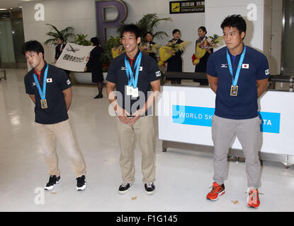 September 2015. 1. Sep, 2015. (L-R) Shohei Ono, Takanori Nagase, Ryunosuke Haga (JPN), 1. September 2015 - Judo: (L-R) World Judo Championships Astana 2015 japanische Goldmedaillengewinner, Shohei Ono, Takanori Nagase, Ryunosuke Haga, Rückkehr nach Japan am Narita International Airport am 1 September 2015. © Motoo Naka/AFLO/Alamy Live-Nachrichten Stockfoto