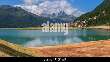 Erstaunliche sonniger Tag am Champferersee See in den Schweizer Alpen. Silvaplana-Dorf, Schweiz, Europa. Stockfoto