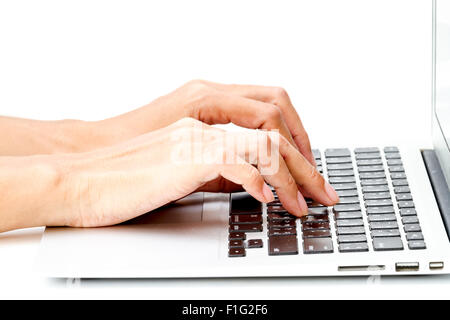 Frau Hand Tippen auf dem Laptop auf weißen Tisch Stockfoto