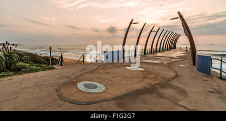 Blick auf Schiffe im Indischen Ozean durch die Millenium-Pier in Umhlanga Rocks bei Sonnenaufgang Stockfoto