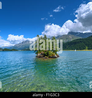 Erstaunliche Sonnentag am Silsersee See in den Schweizer Alpen. Segl, Schweiz, Europa. Stockfoto