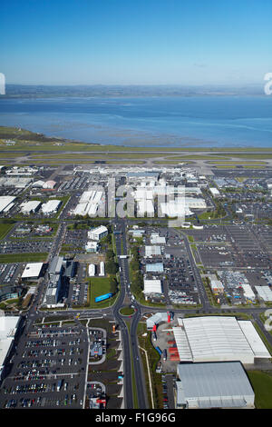 Auckland Airport Terminal für Inlandsflüge und Manukau Harbour, North Island, Neuseeland - Antenne Stockfoto