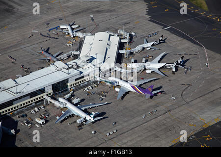 Flugzeuge am Auckland Airport International Terminal und Manukau Harbour, North Island, Neuseeland - Antenne Stockfoto