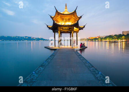 Die Pagode in der West Lake Hangzhou nachts beleuchtet. Stockfoto