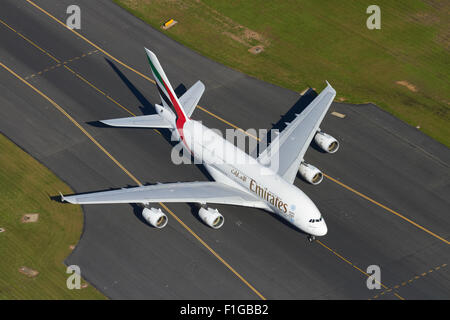 Emirates Airbus A380 am Flughafen Auckland, Nordinsel, Neuseeland - Antenne Stockfoto