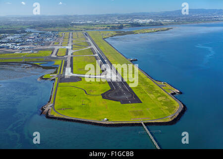 Wichtigsten Start-und Landebahn am Flughafen Auckland und Manukau Harbour, Auckland, Nordinsel, Neuseeland - Antenne Stockfoto