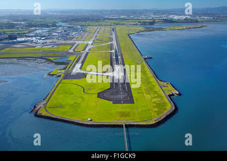 Start-und Landebahn am Flughafen Auckland und Manukau Harbour, North Island, Neuseeland - Antenne Stockfoto