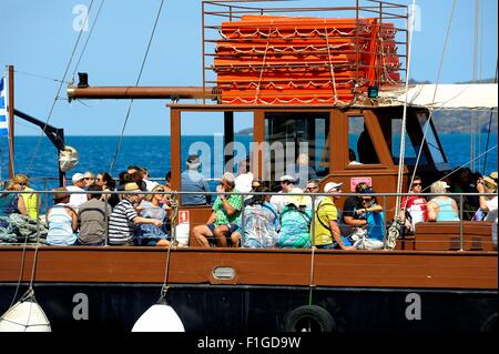 Menschen warten auf eine Insel-Bootstour in Santorini Griechenland Stockfoto