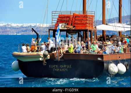 Menschen an Bord eine abfliegende Insel-Bootstour in Santorini Griechenland Stockfoto