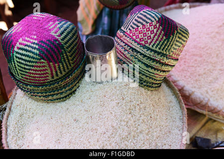 Trachtenhüte Betsileo verkauft auf dem lebendigen Markt in Ambositra. Stockfoto