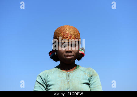 Eine Betsileo Frau einen traditionellen Betsileo Hut. Stockfoto
