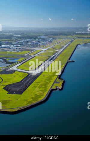 Start-und Landebahn am Flughafen Auckland und Manukau Harbour, North Island, Neuseeland - Antenne Stockfoto