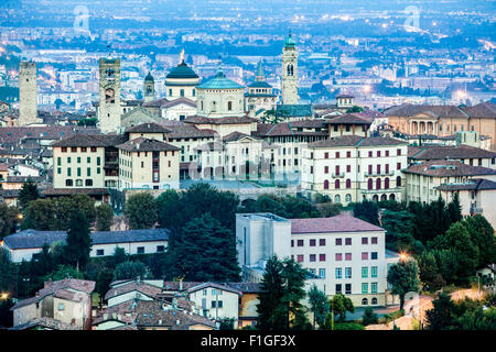 Panorama der Zentrum von Bergamo am Abend Zeit von Bergamo Alta, Italien gesehen Stockfoto