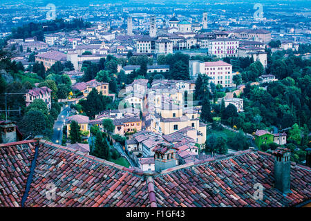 Panorama der Zentrum von Bergamo am Abend Zeit von Bergamo Alta, Italien gesehen Stockfoto