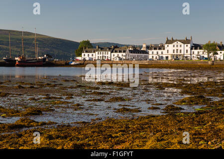 Inveraray Stadt gesehen von der alten Militärstraße, die entlang Loch Fyne Stockfoto