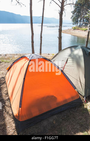 Zelten im Wald vor Bergsee Stockfoto