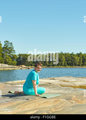 Real-Life Fitness-Training, Reife Frau, training im freien - vertikal Format Bild Stockfoto