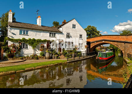 Haus und Hütte am Ufer des Bridgewater Kanals in Lymm in Cheshire, England. Stockfoto